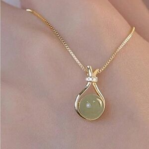 Elegant Gold Pendant Necklace